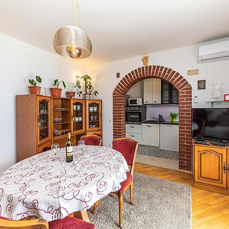 2 Bedroom Beautiful Apartment In Okrug Gornji Трогир Екстериор снимка