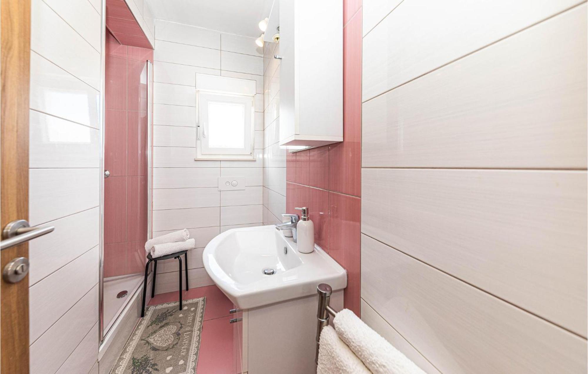 2 Bedroom Beautiful Apartment In Okrug Gornji Трогир Екстериор снимка