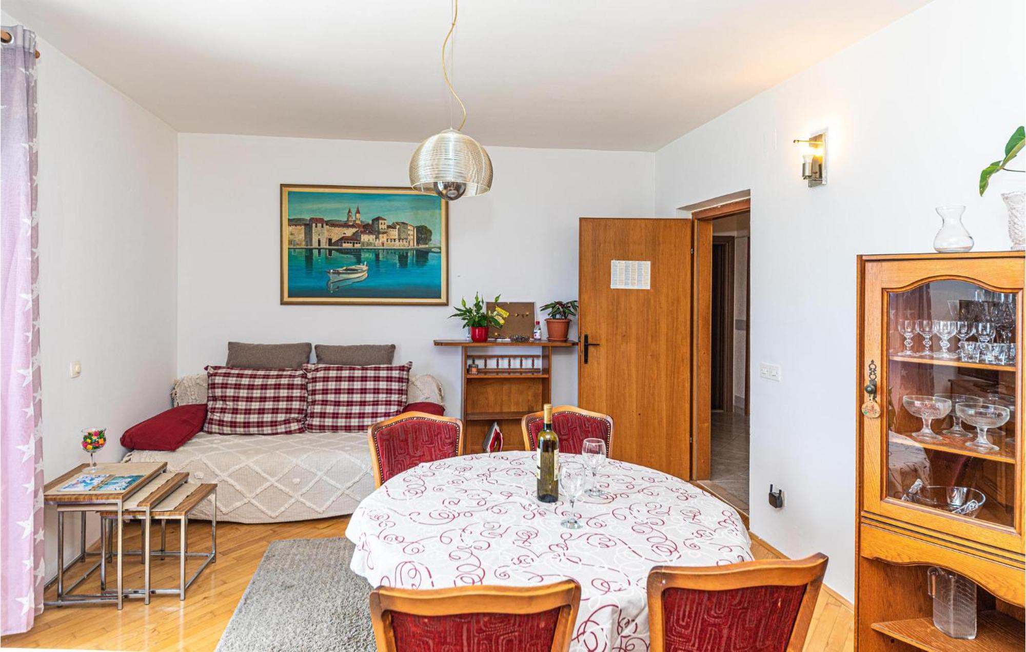 2 Bedroom Beautiful Apartment In Okrug Gornji Трогир Екстериор снимка