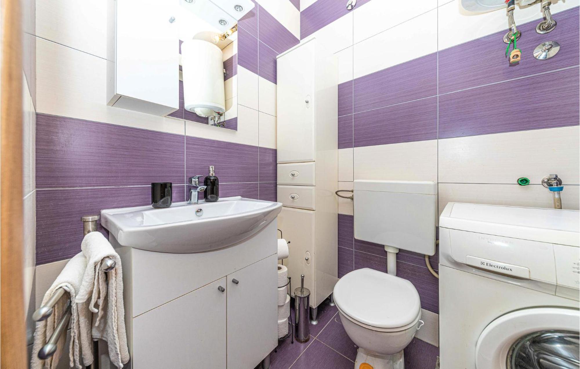 2 Bedroom Beautiful Apartment In Okrug Gornji Трогир Екстериор снимка