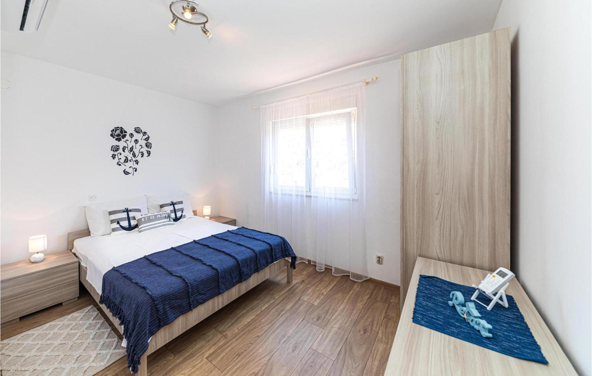 2 Bedroom Beautiful Apartment In Okrug Gornji Трогир Екстериор снимка