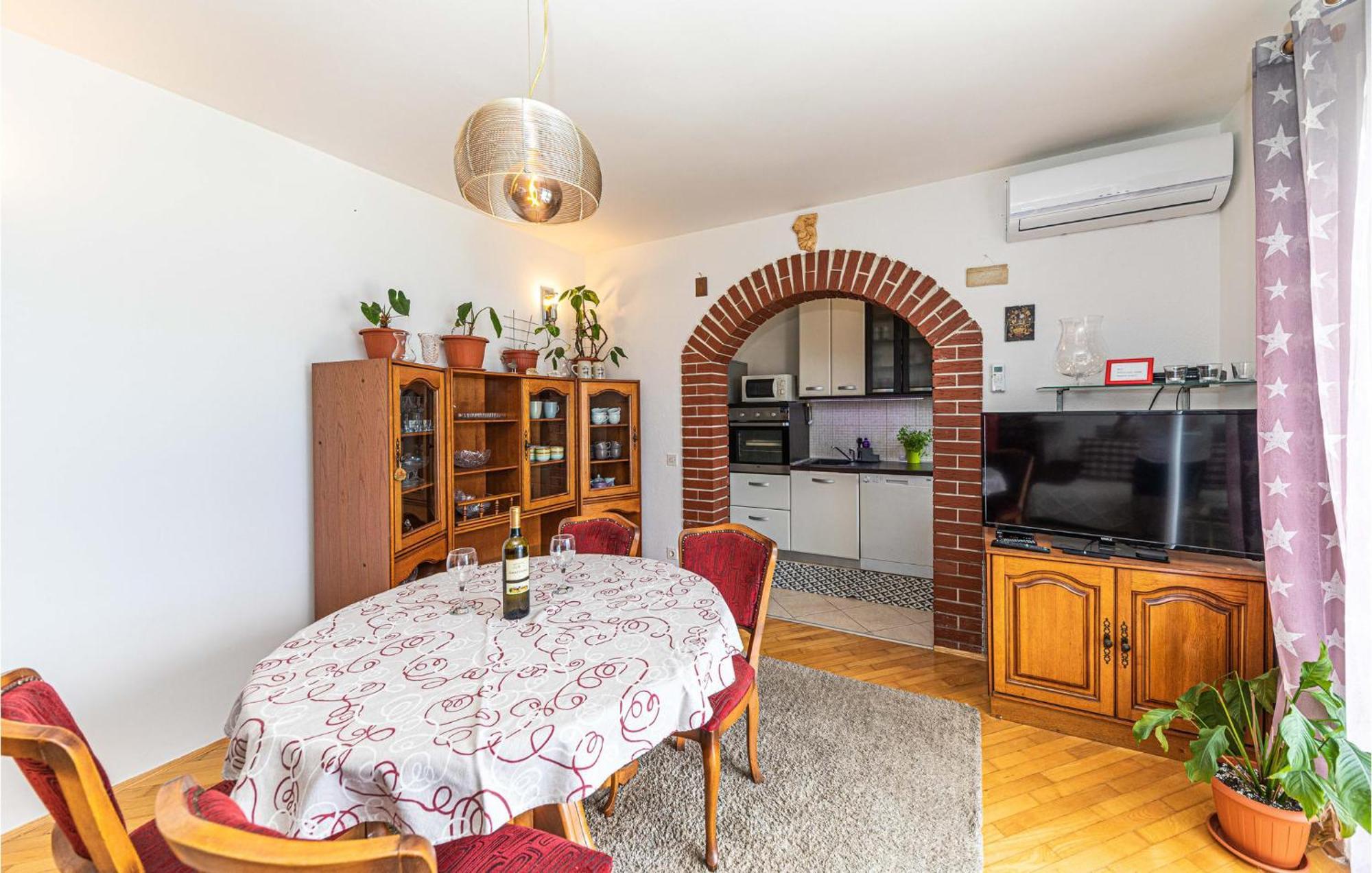 2 Bedroom Beautiful Apartment In Okrug Gornji Трогир Екстериор снимка